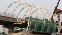 Pekerja melakukan proses pembangunan stasiun kereta ringan atau light rail transit (LRT) di Jatibening, Kota Bekasi, Jawa Barat, Senin (17/12/2018).