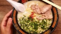 Makan enak juga tak dilewatkan Catriona saat di Jepang. Ia memilih makan ramen terkenal buatan Ichiran. Foto: Instagram catriona_gray