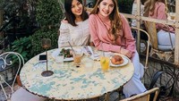 Feed Instagramnya selalu menarik. Bukan melihat makanannya tapi kok kami malah salah fokus ke suasana kafenya ya. Foto: Instagram@achasinaga