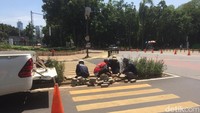 Petugas lain kemudian datang membongkar batas antara zebra cross dan tanaman. Bekas tanah kemudian ditutup oleh conblock. Total ada 4 petugas di lokasi.  