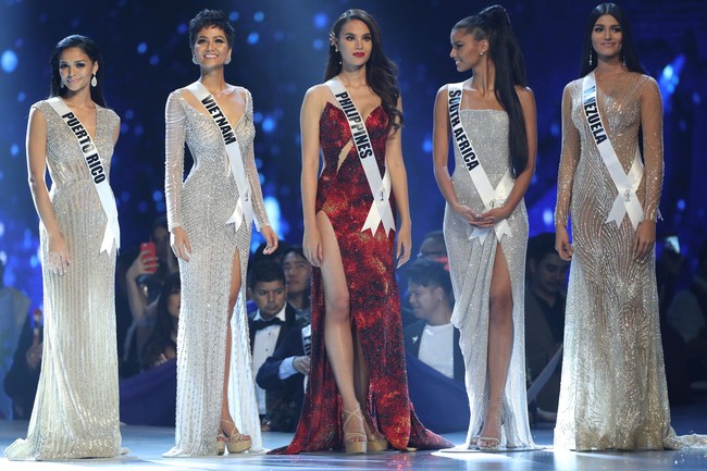 Miss Vietnam HHen Nie berada di deretan finalis Miss Universe 2018 yang masuk ke babak top 5. Namanya diumumkan pembawa acara grand final Miss Universe 2018 Steve Harvey setelah Miss Puerto Rico. Foto: REUTERS/Athit Perawongmetha