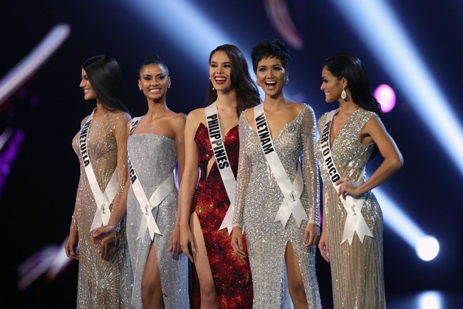 Jajaran Lima Besar diisi oleh Miss Philippines, Miss South Africa, Miss Puerto Rico, Miss Venezuela dan Miss Vietnam. Di antara kelima kontestan, yang paling menarik perhatian adalah Miss Vietnam HHen Nie. Ia pernah berprofesi sebagai PRT atau pembantu rumah tangga. Foto: REUTERS/Athit Perawongmetha