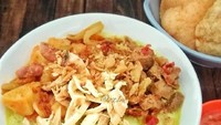 Gaya Tasikmalaya, lontong kari diberi lengkap sambal goreng kentang. Tetap enak dimakan hangat. Foto: Instagram @xt1ne