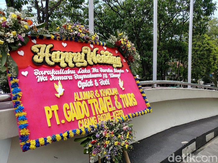 Karangan Bunga Mulai Terlihat di Lokasi Nikahan Opick-Bebi