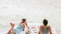 Berlibur ke Pulo Cinta, Acha dan sang suami tengah menikmati indahnya pemandangan laut sambil sarapan enak. Foto: Instagram@achasinaga
