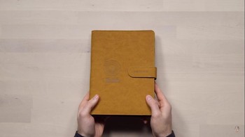 Barang yang kedua adalah notebook konvensional. Foto: YouTube/Unbox Therapy