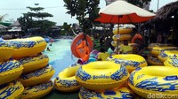 Ada juga persewaan ban yang bisa dicoba traveler. Berenang-renang sambil mengapung di ban ini pasti asyik sekali. (Wahyu/detikTravel)