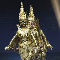 Dalam akun Instagramnya, On-anong mengungkapkan bahwa kostum nasionalnya ini terinspirasi dari cerita rakyat Laos. Dia tampil sebagai setengah manusia dan setengah burung. Foto: AFP