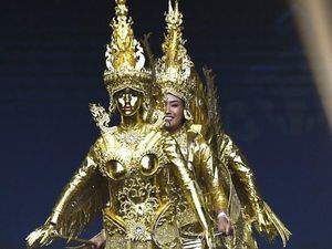 Foto: Baju Unik Finalis Laos, Juara Kostum Nasional Miss Universe 2018