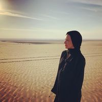 Evangeline Lilly berhijab di Doha, Qatar.