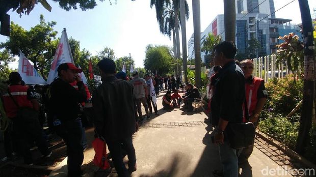 Pegawai JICT demo di Kantor Rini Soemarno