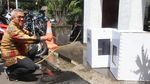 Ketua KPU Semprot Kardus Kotak Suara dengan Air, Hasilnya?