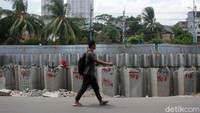 Sudin SDA Jakarta Barat pun mengatakan di tahun depan pembangunan turap masih akan dilakukan dengan menyasar area Taman Sari yang berbatasan dengan Jakarta Pusat.