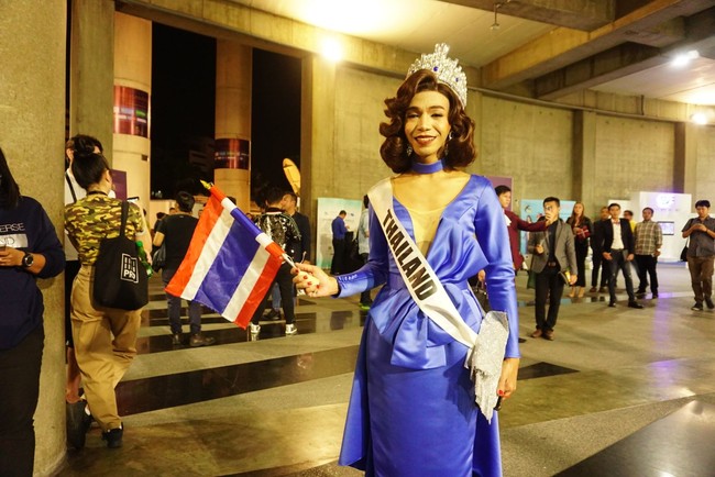 Tampak para pendukung asal Thailand yang juga mengenakan selempang dan mahkota replika, menyerukan acara ini.Foto: Frieda Isyana Putri/Detikcom