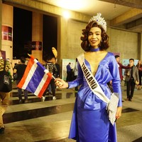 Tampak para pendukung asal Thailand yang juga mengenakan selempang dan mahkota replika, menyerukan acara ini.Foto: Frieda Isyana Putri/Detikcom