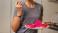 Sepiring buah naga jadi santapan Melanie nih. Wah warna buahnya merah merona dan terlihat segar. Melanie pun lahap menyantapnya. Foto: instagram @melanieputria