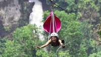 Ini saat dia menikmati atraksi wisata di 7 Falls and Zipline, Lake Sebu, South Cotabato, Filipina. (catriona_gray/Instagram)