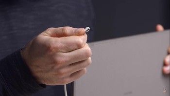 Mousepad ini memiliki port USB Type-C untuk menyalurkan daya. Foto: YouTube/Unbox Therapy