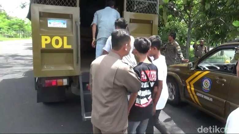 4 Remaja pebalap liar yang diamankan Sat Pol PP Kabupaten Tasikmalaya Foto: Deden Rahadian 4 Remaja pebalap liar yang diamankan Sat Pol PP Kabupaten Tasikmalaya Foto: Deden Rahadian