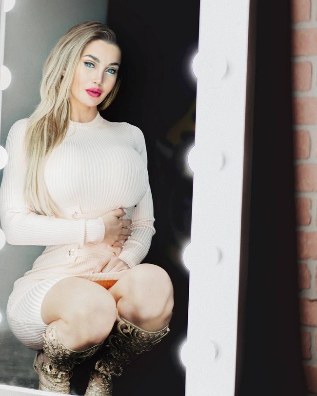 Prosedur kecantikan ekstrem terbaru yang Pixee lakukan adalah melakukan implan bulu mata pakai rambut kemaluan. Pixee menjadi orang pertama yang melakukan prosedur aneh tersebut. Foto: dok. Instagram (@pixeefox)