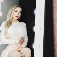 Prosedur kecantikan ekstrem terbaru yang Pixee lakukan adalah melakukan implan bulu mata pakai rambut kemaluan. Pixee menjadi orang pertama yang melakukan prosedur aneh tersebut. Foto: dok. Instagram (@pixeefox)