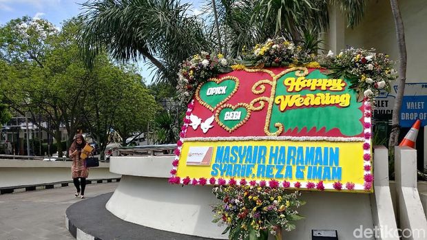 Karangan Bunga Mulai Terlihat di Lokasi Nikahan Opick-Bebi