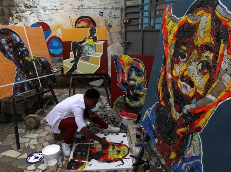 Membuat Karya Seni dari Limbah Elektronik Foto: Reuters Membuat Karya Seni dari Limbah Elektronik Foto: Reuters