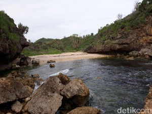 Pantai Toroudan yang Sunyi di Gunungkidul untuk Libur Akhir Tahun