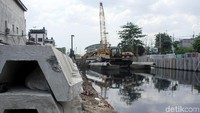 Turap sepanjang 11,3 kilometer itu membentang dari anak Kali Ciliwung, Kali Duri, Kali Mookervart, Kali Grogol dan anak Kali Sekretaris.