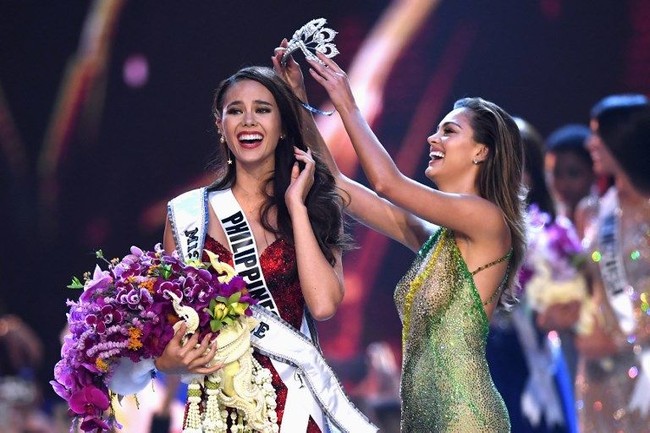 Catriona yang merupakan keturunan Skotlandia-Filipina ini mengalahkan 93 wanita lain dari berbagai negara dunia. Dia pun sampai di tiga besar bersama Miss South Africa dan Venezuela. Foto: Lillian SUWANRUMPHA / AFP