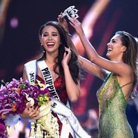 Catriona yang merupakan keturunan Skotlandia-Filipina ini mengalahkan 93 wanita lain dari berbagai negara dunia. Dia pun sampai di tiga besar bersama Miss South Africa dan Venezuela. Foto: Lillian SUWANRUMPHA / AFP