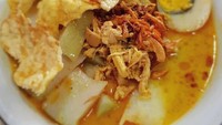 Lontong kari legendaris dari Bandung, Cicendo ini kuahnya selalu gurih dengan bumbu pas. Ditambah telor rasanya makin enak. Foto: Instagram @kulinerbandung