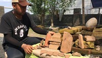 Situs yang sedang diekskavasi saat ini, lanjut Wicaksono, diduga bekas permukiman zaman Majapahit akhir. Tumpukan bata dan batu tersebut diduga bekas lantai dan pondasi rumah.