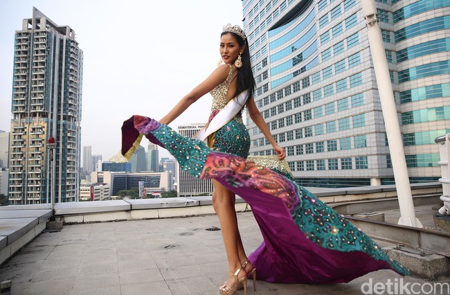 Kiprah Wilda di dunia pageant dimulai dari kontes-kontes kecil di daerahnya. Perjalanan tersebut membawa Wilda ke panggung Puteri Indonesia sebagai wakil Kalimantan Barat dan keluar sebagai juara III. Namun, kemenangan tersebut memicu pro dan kontra. Di sisi kontra, Wilda dinilai menang hanya karena hidupnya yang penuh drama. Kendati begitu, Wilda tak mau ambil pusing. Ia menjadikan komentar pedas sebagai motivasinya. Foto: Rachman Haryanto/detikfoto