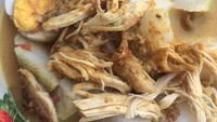 Suwiran kari ayam dan telor rebus menjadi lauk utama lontong kari. Enak dimakan hangat. Foto: Instagram @profesorlaper