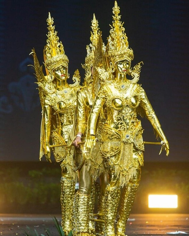 Aku sangat senang kami bisa sampai sejauh ini, ujar Miss Laos On-anong Homsombath saat naik ke atas panggung dengan kostum nasionalnya yang sungguh unik. Foto: Instagram