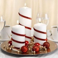 Cara paling simpel untuk membuat lilin putih jadi bernuansa Natal adalah dengan melilitkan pita merah seperti ini. Foto: dok. Pinterest