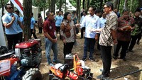 Jokowi bersama Menteri Kehutanan & Lingkungan Hidup Siti Nurbaya melihat bantuan CSR yang diberikan oleh BNI BNI kepada petani penggarap lahan hutan dalam program Perhutanan Sosial di Taman Hutan Pinus Kenali, Jambi Minggu (16/12). Pool/BNI.