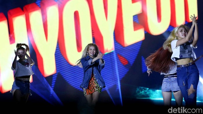 Penampilan Hyoyeon menggemparkan panggung HUT Transmedia di hari ketiga. Menyanyikan tiga lagu andalannya, Hyoyeon mengajak penonton menyanyi dan menari bersama.
