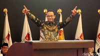 Sambil tersenyum Anies pose 2 jari saat hadir dalam Konfernas Gerindra di SICC Bogor. Dok. Detikcom/Lamhot Aritonang.