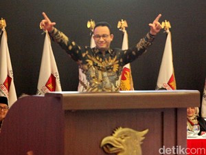 Buntut Panjang Salam 2 Jari Anies di Konfernas Gerindra
