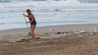 Eka mengapresiasi partisipasi masyarakat yang ikut membersihkan sampah di pantai, termasuk turis lokal dan mancanegara.