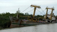 Belum diketahui siapa pemilik kapal, yang pasti kapal ini tercatat pernah membawa barang selundupan pada tahun 2012 lalu saat bersandar di Dermaga Jamrud Selatan Pelabuhan Tanjung Perak, Surabaya.