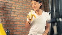 Beginilah kalau Melanie sudah ketemu buah, wajahnya langsung sumringah. Seperti ketika makan pisang. Foto: instagram @melanieputria