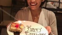 Saat ulang tahun, Melanie mendapat kejutan dari teman - temannya. Sebuah cake kecil ditempatkan di piring dan dilengkapi ucapan. Happy Birthday Melanie! Foto: instagram @melanieputria