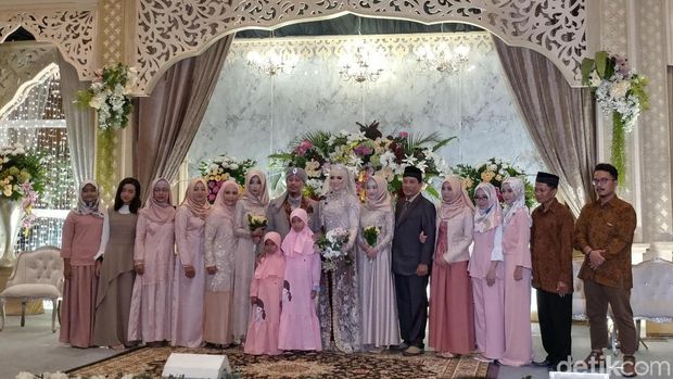 Kisah Cinta Opick-Fans, dari Fans Naik ke Pelaminan