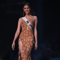 Catriona Gray yang berumur 24 tahun ini menjadi perwakilan keempat dari Filipina yang meraih juara Miss Universe. Sebelumnya di tahun 2015 ada Pia Wurtzbach, Margie Moran di tahun 1973 dan Gloria Diaz pada tahun 1969. Foto: Lillian SUWANRUMPHA / AFP