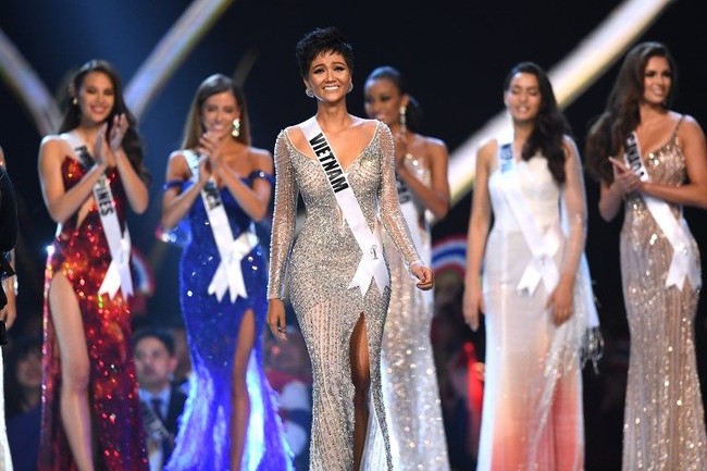 Masuknya HHen Nie ke babak top 5 ini cukup mengejutkan karena sebelumnya dia menjadi finalis yang dinyinyirin oleh dua finalis Miss Universe yaitu Miss USA dan Miss Australia. Keduanya pun mendapat kritikan dari netizen karena dianggap meledek Miss Vietnam yang tidak bisa berbahasa Inggris. Dalam sebuah video yang beredar di media sosial, Miss USA mengaku kasihan dengan Miss Vietnam dan Miss Cambodia akan keterbatasan mereka dalam berbahasa internasional. Ia juga mengatakan jika Miss Vietnam berpura-pura mengerti banyak bahasa Inggris. Foto: Lillian SUWANRUMPHA / AFP
