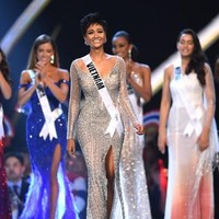 Masuknya HHen Nie ke babak top 5 ini cukup mengejutkan karena sebelumnya dia menjadi finalis yang dinyinyirin oleh dua finalis Miss Universe yaitu Miss USA dan Miss Australia. Keduanya pun mendapat kritikan dari netizen karena dianggap meledek Miss Vietnam yang tidak bisa berbahasa Inggris. Dalam sebuah video yang beredar di media sosial, Miss USA mengaku kasihan dengan Miss Vietnam dan Miss Cambodia akan keterbatasan mereka dalam berbahasa internasional. Ia juga mengatakan jika Miss Vietnam berpura-pura mengerti banyak bahasa Inggris. Foto: Lillian SUWANRUMPHA / AFP
