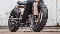 Menariknya, meski sang modifikator telah membuat Super Cub 110 ini jadi terlihat lebih agresif, mereka tetap tidak meninggalkan jati diri Super Cub sebagai sebuah motor bebek. Garis desainnya secara keseluruhan masih dipertahankan. Bahkan di panel besi di bawah jok disematkan label Super Cub yang menjelaskan identitas bebek ini. Foto: Pool (carscoops)